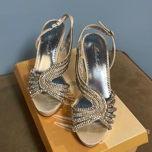 Donatello Brivory size 7 from David’s Bridal worn 1x silver beads. Gorgeous